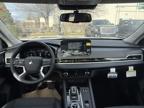 Used 2025 Mitsubishi Outlander SE image 23