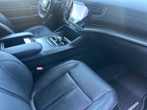 Used 2023 Jeep Wagoneer Series III w/ Preferred Equipment Group AWD/4WD image 17