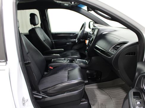 Used 2014 Chrysler Town & Country S FWD image 24
