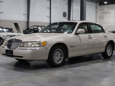 Used 1999 Lincoln Town Car Cartier RWD image 20