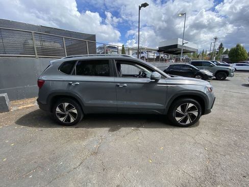 Used 2024 Volkswagen Taos SE AWD/4WD image 7
