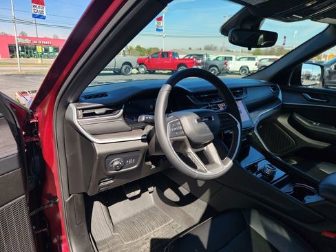 Used 2024 Jeep Grand Cherokee Limited w/ Luxury Tech Group II image 20