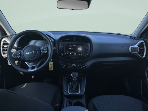 Used 2025 Kia Soul LX w/ LX Technology Package FWD image 24