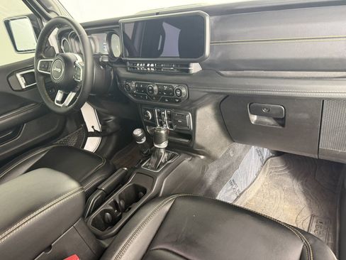 Used 2024 Jeep Wrangler Unlimited Sahara w/ Technology Group AWD/4WD image 11