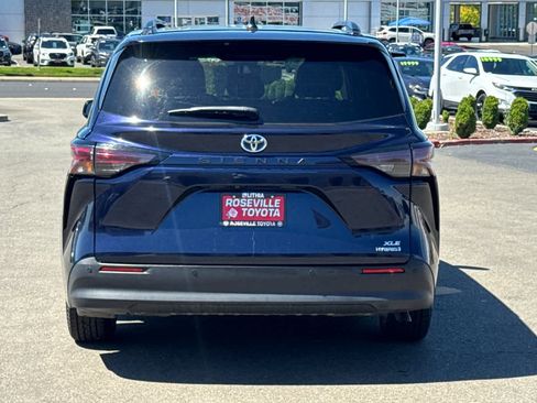 Certified 2024 Toyota Sienna XLE FWD image 8