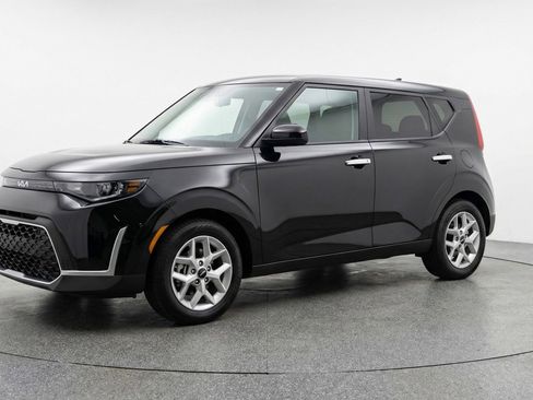 Used 2025 Kia Soul LX w/ LX Technology Package image 3