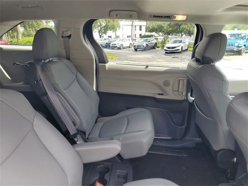 Used 2024 Toyota Sienna XLE image 31