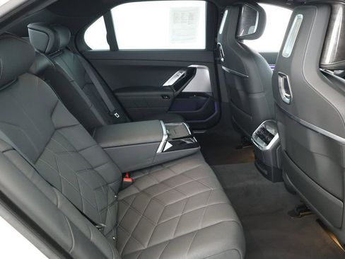 Used 2024 BMW i7 eDrive50 image 21