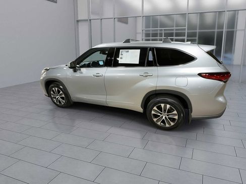 Used 2022 Toyota Highlander XLE AWD/4WD image 6