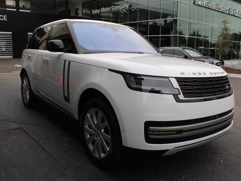 Used 2023 Land Rover Range Rover SE image 3