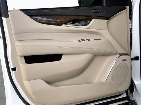 Used 2018 Cadillac Escalade Luxury AWD/4WD image 22
