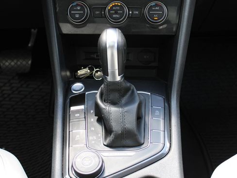 Used 2018 Volkswagen Tiguan SE image 22