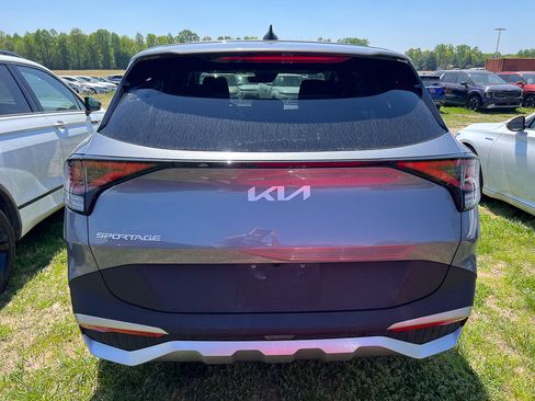 Used 2025 Kia Sportage LX image 3