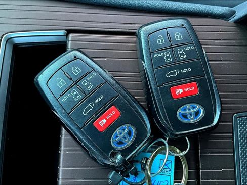 Certified 2023 Toyota Sienna XLE image 14