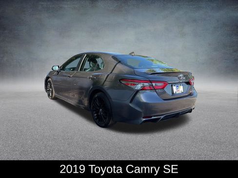 Used 2019 Toyota Camry SE FWD image 3