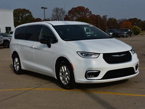 New 2026 Chrysler Pacifica Select image 3