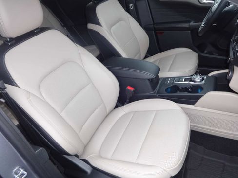 Used 2021 Ford Escape Titanium image 10