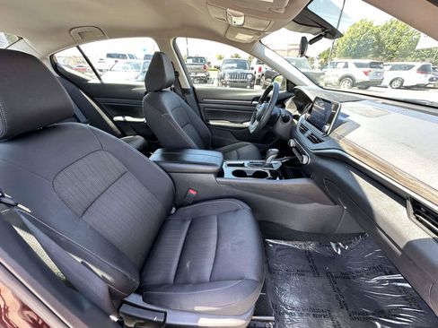 Used 2024 Nissan Altima 2.5 SV FWD image 22