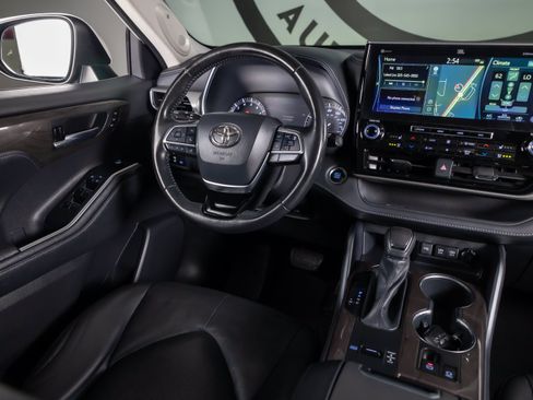 Used 2021 Toyota Highlander Platinum FWD image 7