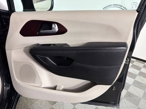 Used 2017 Chrysler Pacifica Limited w/ UConnect Theater Package FWD image 15