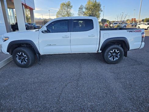 Used 2022 Toyota Tacoma TRD Off-Road image 3