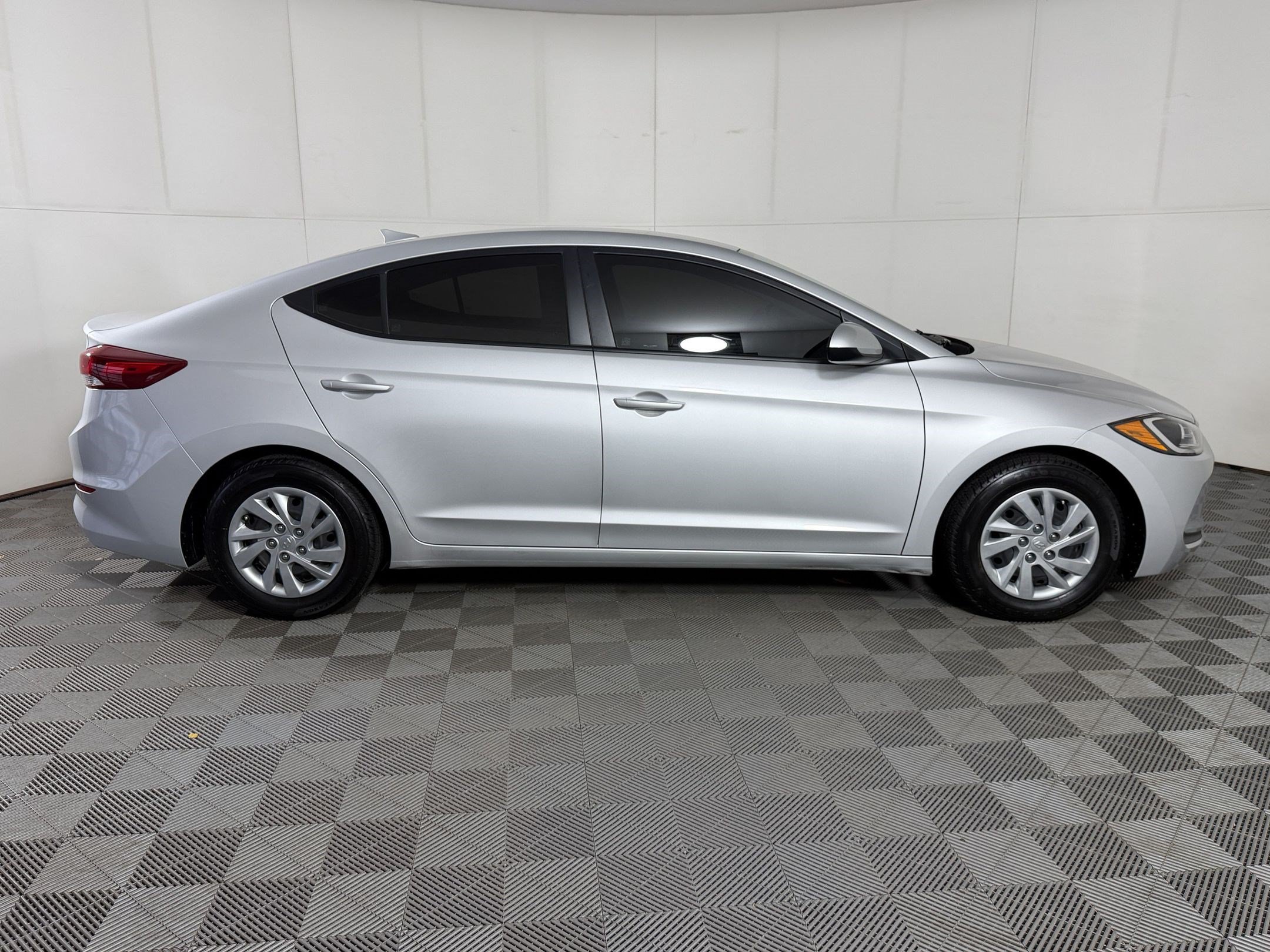 Used 2017 Hyundai Elantra SE FWD image 8
