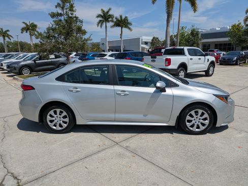 Used 2025 Toyota Corolla LE FWD image 3