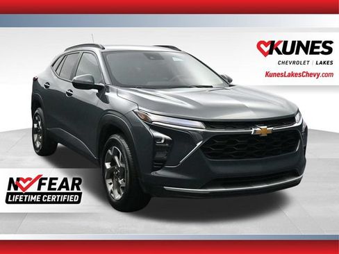 Used 2025 Chevrolet Trax LT FWD image 1