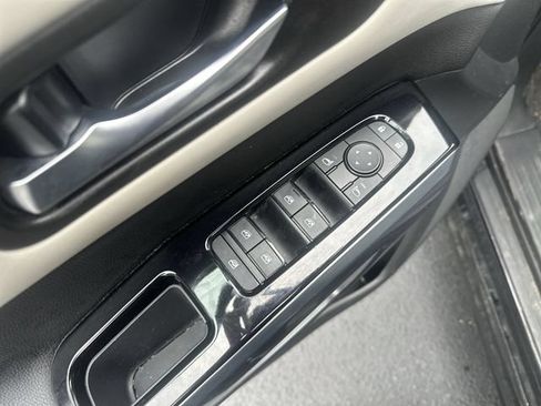 Used 2023 Nissan Pathfinder SL AWD/4WD image 17