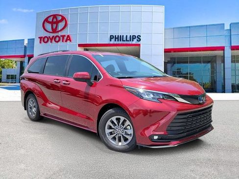 Certified 2025 Toyota Sienna XLE FWD image 1