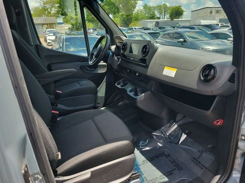 Used 2024 Mercedes-Benz Sprinter 2500 image 13