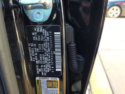 Used 2025 Kia Sportage EX image 28