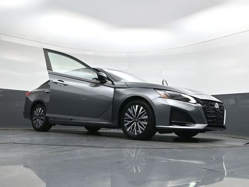 Used 2024 Nissan Altima 2.5 SV FWD image 43