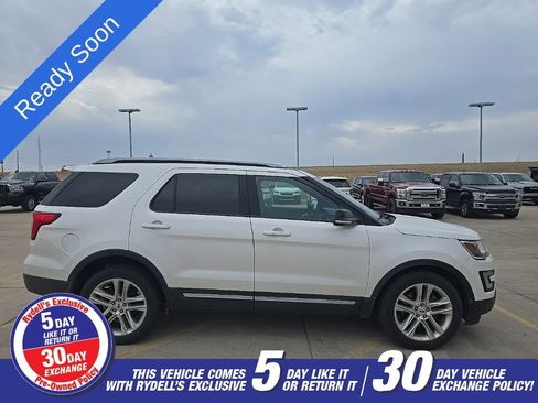 Used 2017 Ford Explorer XLT w/ Equipment Group 202A image 5