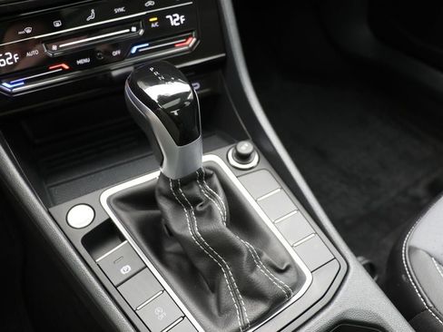 Used 2025 Volkswagen Jetta SE FWD image 23