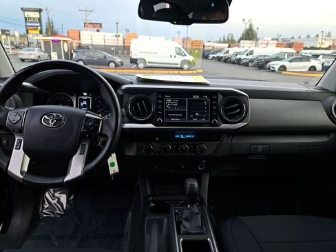 Used 2022 Toyota Tacoma TRD Sport image 21