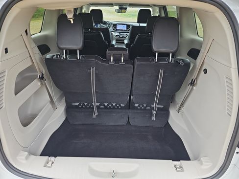 Used 2023 Chrysler Pacifica Touring-L FWD image 9