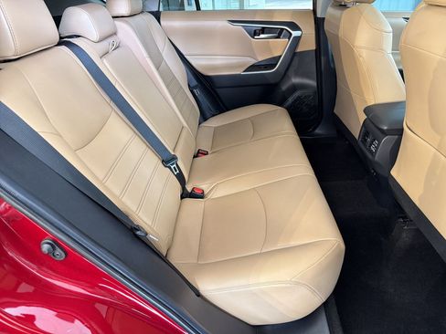 Used 2019 Toyota RAV4 XLE Premium FWD image 28