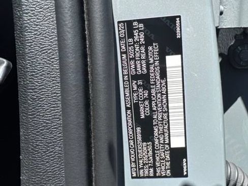 Certified 2025 Volvo XC40 B5 Plus AWD/4WD image 28