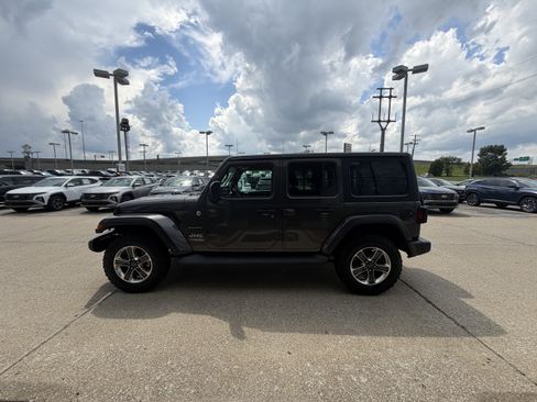 Used 2019 Jeep Wrangler Unlimited Sahara AWD/4WD image 11