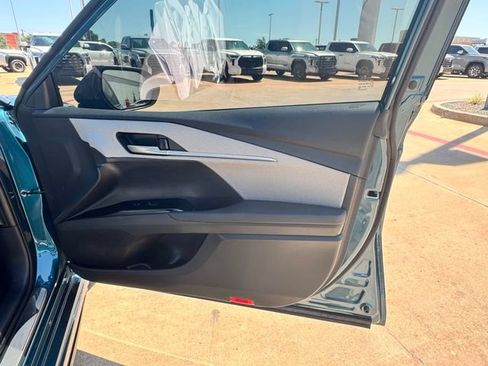 Used 2025 Toyota Camry SE w/ Convenience Package FWD image 25