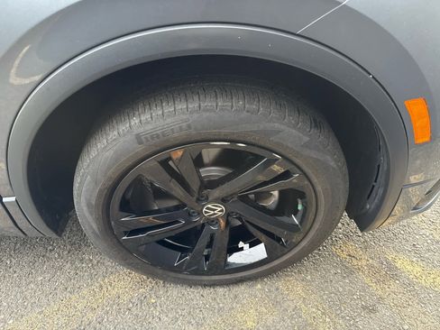 Used 2023 Volkswagen Tiguan SE R-Line image 8