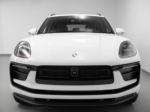 Used 2025 Porsche Macan image 8