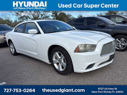 Used 2012 Dodge Charger SE image 4