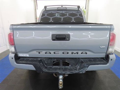 Used 2020 Toyota Tacoma TRD Off-Road w/ TRD Premium Off Road Package AWD/4WD image 12