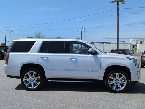 Used 2017 Cadillac Escalade Luxury image 2