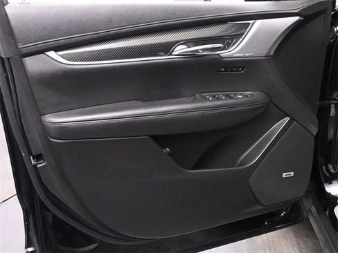 Used 2022 Cadillac XT6 Sport w/ LPO, ONYX Package image 9