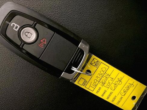 Used 2024 Ford Edge SEL image 11