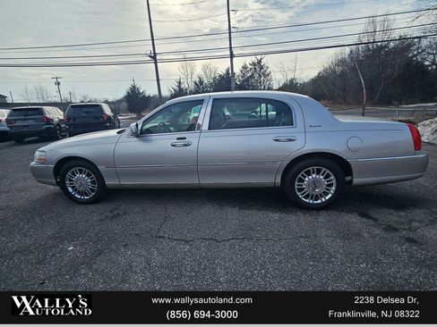 Used 2011 Lincoln Town Car Signature L image 4