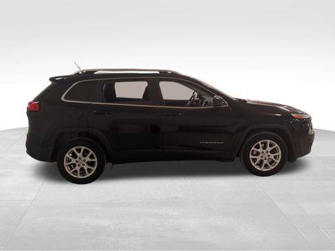 Used 2017 Jeep Cherokee Latitude image 3